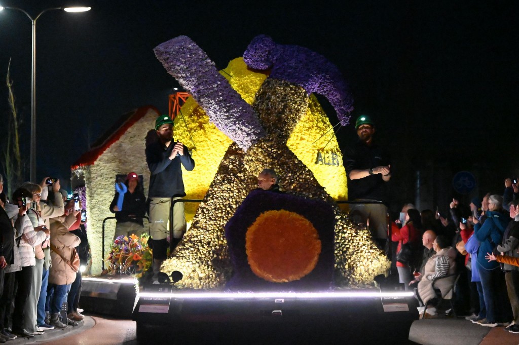 ../Images/Verlicht bloemencorso 2025 105.jpg